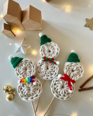 Někdy stačí opravdu málo… třeba malá sněhuláčková rodinka ⛄ Sněhuláčci v různých barvách čepic a šál působí tak mile a...
