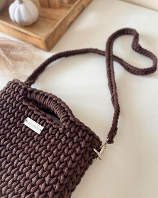 Někdy stačí jediný doplněk, který dodá outfitu hloubku a eleganci 🤎 Čokoládová kabelka Elegant je přesně takový kousek –...