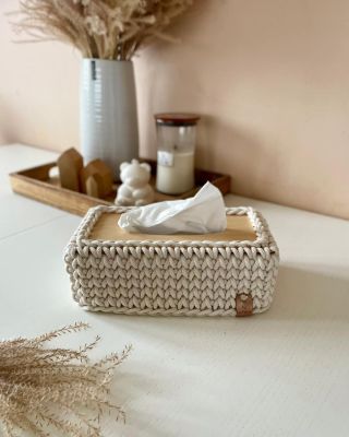 Drobný detail, který potěší oko i duši ❤️ Háčkovaný obal na kapesníky zjemní prostor a dodá mu osobitý dotek – ať už stojí...