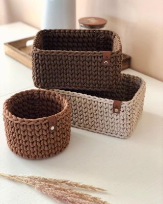 Teplé odstíny, které zútulní domov 🤎 Káva, karamel a cappuccino – kombinace, která voní domovem a klidem. Háčkované košíky...