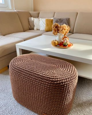 Když se v interiéru potká jednoduchost s jemností, vznikne přesně taková atmosféra, jakou vyzařuje tenhle háčkovaný potah...