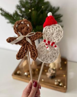 Jestli hledáte drobnou dekoraci, která udělá velkou radost, háčkovaný Sněhuláček s barevnou čepicí je přesně ono! ❤️🎄...