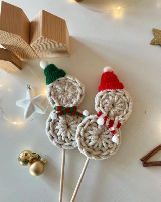 Háčkovaný Sněhulák, který vám rozzáří celý adventní čas! ⛄✨ Tenhle malý drobeček se zelenou čepicí a barevnou šálou je...