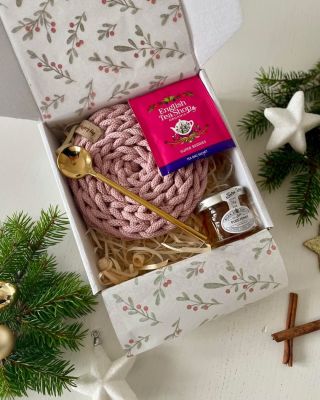 Jedna z posledních šancí, kdy koupit dárek, který dává smysl a určitě se nestane tím neoblíbeným putovním 😉 Úžasně barevně...